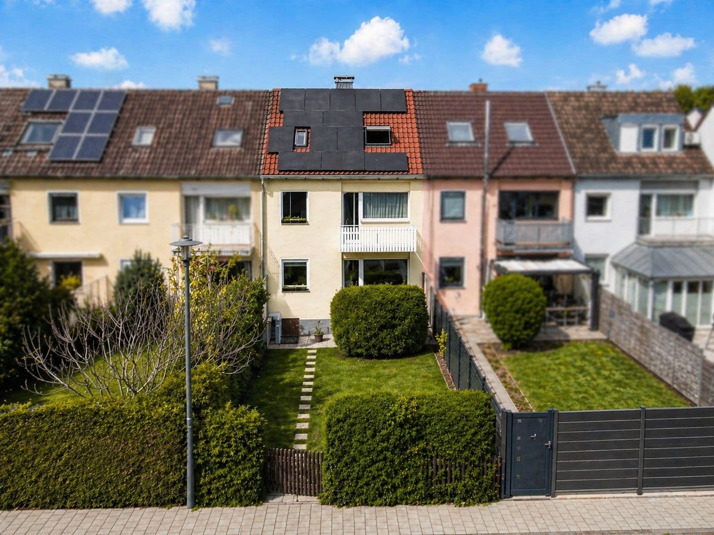 Modernes Reihenhaus in Ingolstadt: Garten, 6 Zimmer & PV-Anlage – Bild 1
